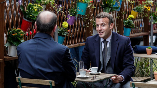 Tổng thống Emmanuel Macron đi uống cafe sau khi các lệnh phong tỏa được dỡ bỏ