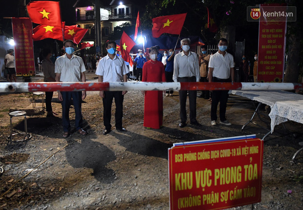 Từ 22h tối, một số ít người dân của thôn Lỗ Giao đã tập trung về chốt kiểm dịch đầu thôn để chờ giờ phút hết cách ly