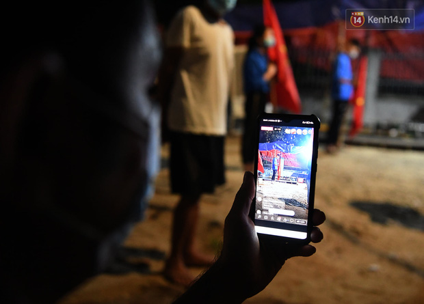 Một người dân tranh thủ phát hình ảnh trực tiếp lên mạng xã hội trước giờ phút vui mừng này