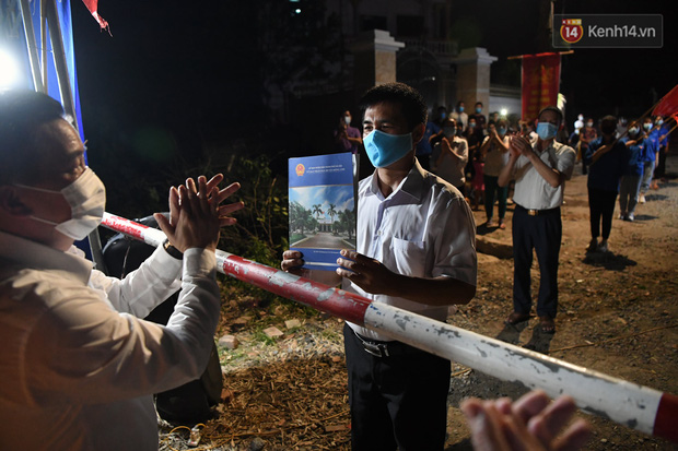 Đúng 0h ngày 21/5, lãnh đạo huyện Đông Anh đọc quyết định và trao quyết định dỡ bỏ phong tỏa.