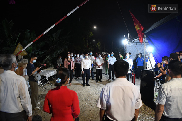 Để đảm bảo an toàn phòng chống dịch, chỉ một số ít người dân trong thôn được ra dự buổi lễ