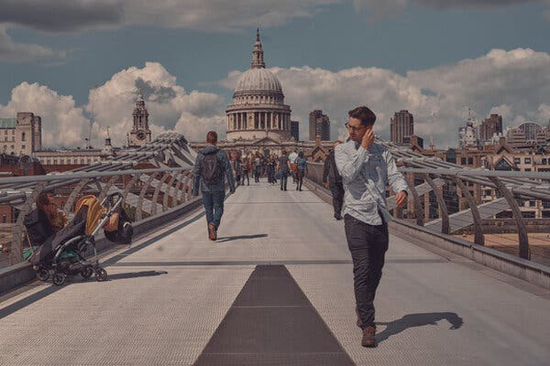 Người dân Anh dần trở về cuộc sống bình thường