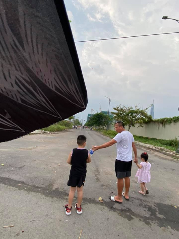 Vy Oanh thường xuyên khoe những khoảnh khắc chồng giản dị chơi đùa bên 2 nhóc tỳ vô cùng đáng yêu, hạnh phúc