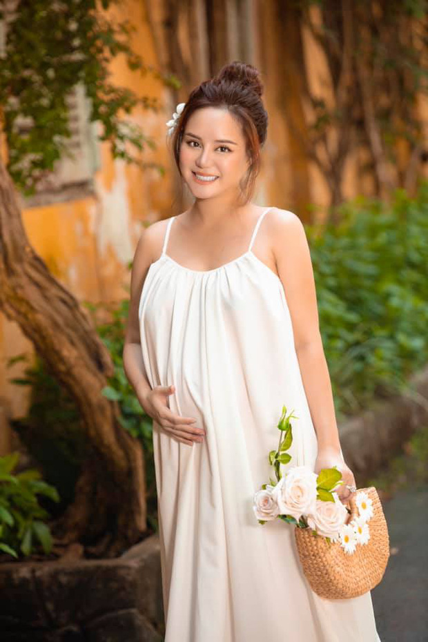 Nữ ca sĩ sắp hạ sinh nhóc tỳ thứ 3 cho đại gia Lê Thiện trong ít ngày tới