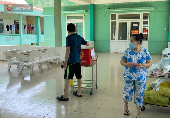 Các bệnh nhân Covid-19 bỏ phiếu ngay tại BV Phổi Đà Nẵng