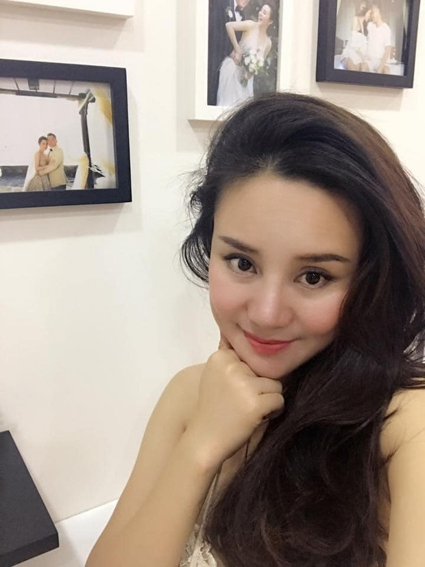 Mặc dù gặp liên hoàn biến nhưng Vy Oanh vẫn rất tươi tắn, cô giữ thần sắc thoải mái trước khi hạ sinh nhóc tỳ thứ 3