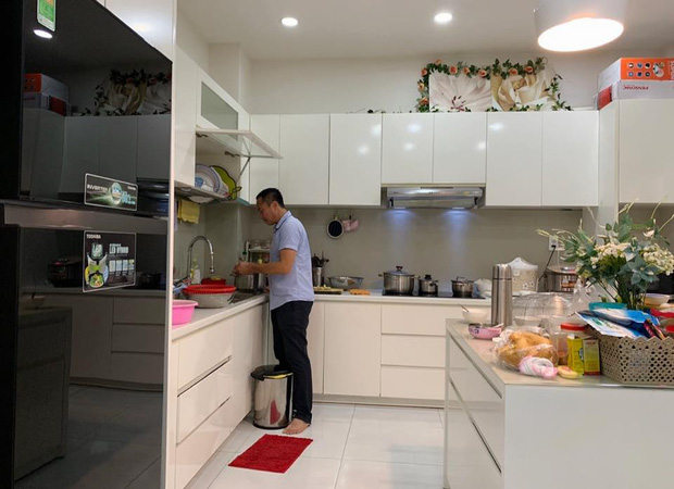 Vy Oanh khoe được ông xã đại gia đích thân vào bếp nấu ăn, chiều chuộng. Đại gia Lê Thiện luôn cận kề để chăm sóc vợ bầu trong những ngày cuối thai kì