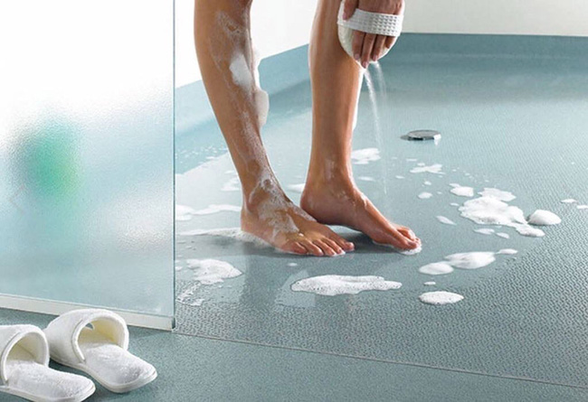 Bọt xà phòng rất dễ khiến mọi người bị trượt chân trong phòng tắm.
