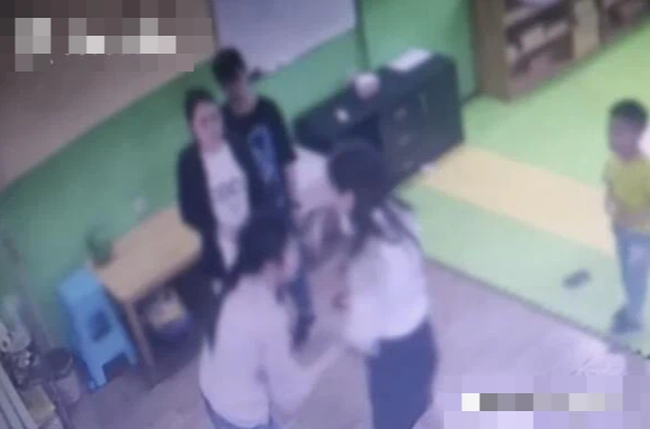 Trong lúc tranh cãi, phụ huynh đã đánh cô giáo bằng điện thoại khiến cô bị gãy xương sườn.