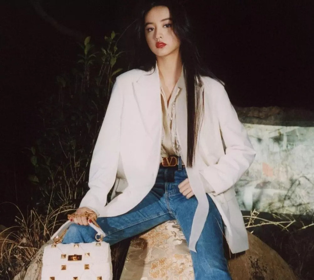 ... và ngồi lên thắt lưng obi truyền thống của Nhật Bản