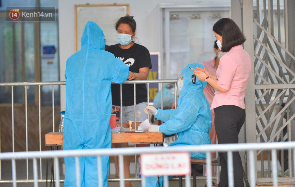 Hôm nay (23/5), là ngày 69 triệu cử tri cả nước đi bỏ phiếu bầu đại biểu Quốc hội khóa XV và HĐND các cấp nhiệm kỳ 2021 - 2026, chọn người đại diện cao nhất cho quyền lực nhân dân trong bộ máy nhà nước. Ở trong khu vực phong toả này, lực lượng chức năng vẫn mang hòm phiếu lưu động cho cư dân tại đây thực hiện nghĩa vụ cử tri