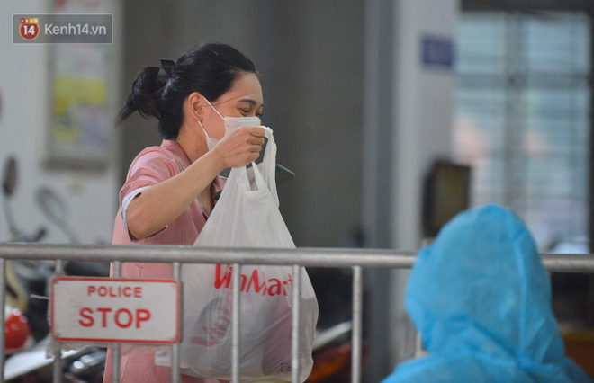 Một số người đã tiếp tế lương thực cho người dân bên trong khu cách ly