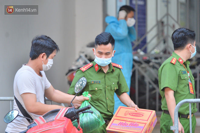 Người dân trong khu vực không thể ra vào, những trường hợp cư dân đi xa, nếu vào khu vực bị cách ly sẽ không được ra ngoài