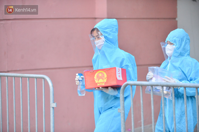 Hòm phiếu lưu động được mang về trụ sở bầu cử của Phường sau khi các cử tri trong toà nhà H2 bỏ phiếu xong