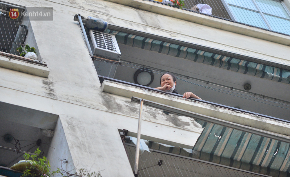 Người dân bị cách ly trên tầng tò mò quan sát chốt phong toả