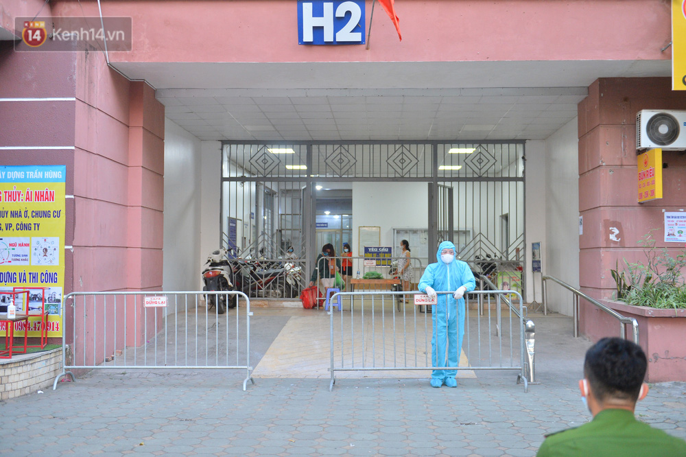 Cụ thể, em N.V.C., 11 tuổi, là học sinh lớp 5A16, Trường Tiểu học Vinschool, Times City. Từ ngày 30/4 đến nay, em được nhà trường cho nghỉ ở nhà học online. Chiều cùng ngày, Trung tâm Kiểm soát bệnh tật Hà Nội thông báo 3 người gồm bố, mẹ và em trai của nam sinh này, cũng dương tính SARS-CoV-2