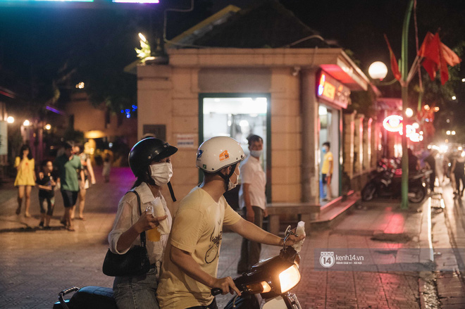 Người mua, người ăn ngay tại chỗ tạo ra khung cảnh đông đúc, ùn tắc một phần con đường Thanh Niên