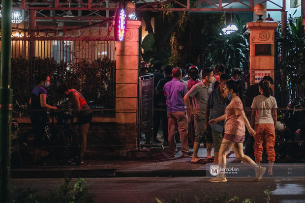 Trước và trong hàng kem hồ Tây đông kín người xếp hàng chờ mua