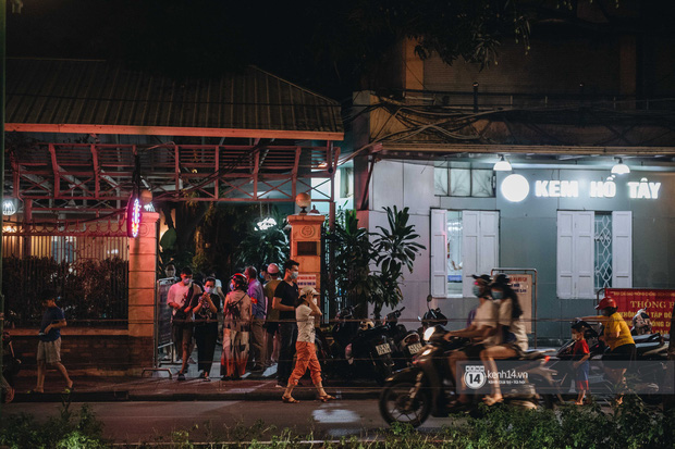 Quầy vỉa hè treo biển tạm ngừng hoạt động, khách muốn mua phải vào bên trong