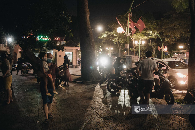 Trên các đoạn vỉa hè và ven hồ xung quanh cũng đông người đỗ lại để hóng gió, ăn kem, trò chuyện