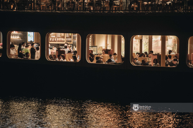 Highlands Coffee hồ Trúc Bạch gần như kín bàn