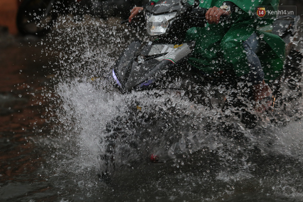 Sóng nước văng tung toé lên tới đầu xe