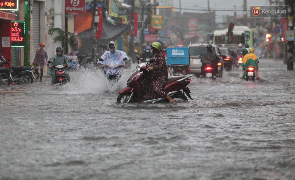 Đường Lê Văn Việt ngập như sông một đoạn dài