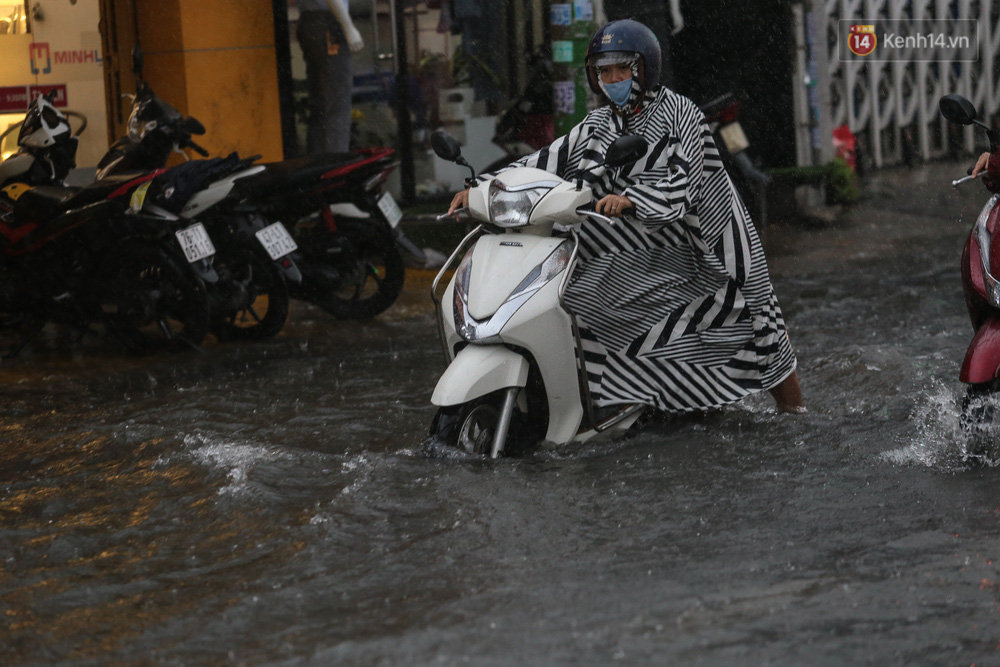 Xe chết máy phải dắt bộ trên đường Lê Văn Việt