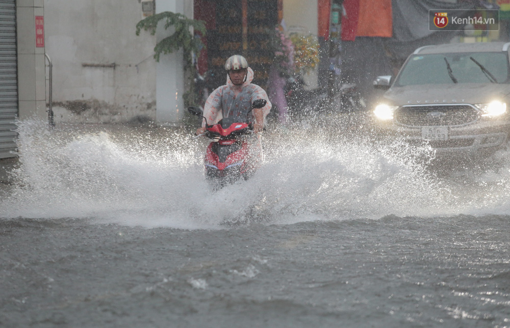 Xe máy chạy nhanh tạo sóng, văng nước tung toé