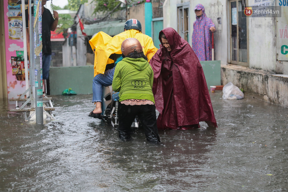 Sau đó phải tấp lên vỉa hè để đảm bảo an toàn vì không thể di chuyển được nữa