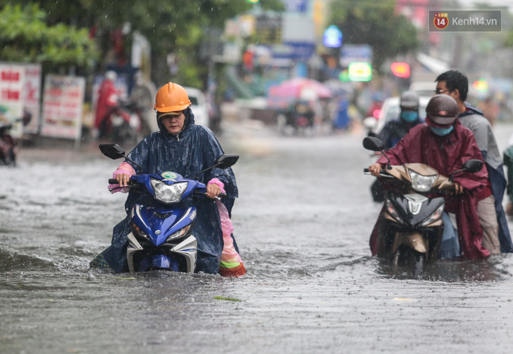 Đường Lã Xuân Oai ngập gần tới yên xe máy khiến nhiều phương tiện chết máy hàng loạt