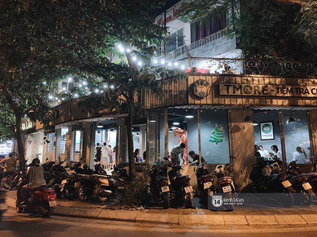 Vỉa hè trở thành nơi đỗ xe máy thay vì mở bàn ngoài trời như trước