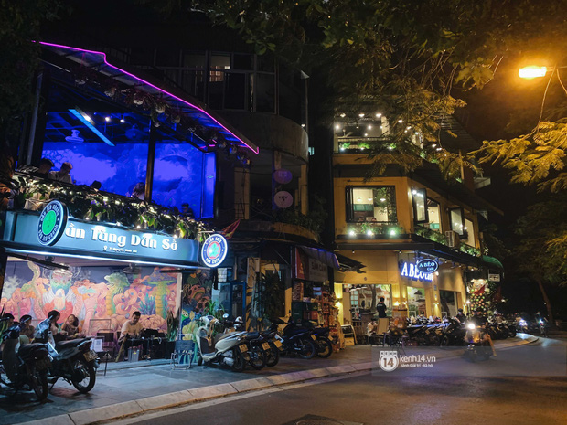 Đến tối muộn vẫn khá đông khách ngồi hóng gió ở các quán cà phê