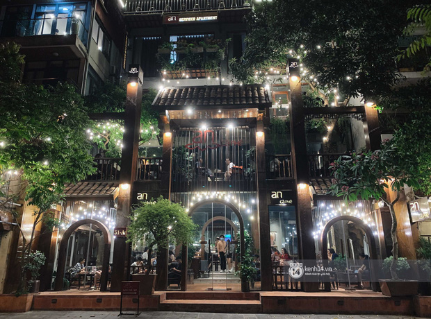 Các quán tấp nập khách ra vào, các bàn kín người ngồi từ 19h