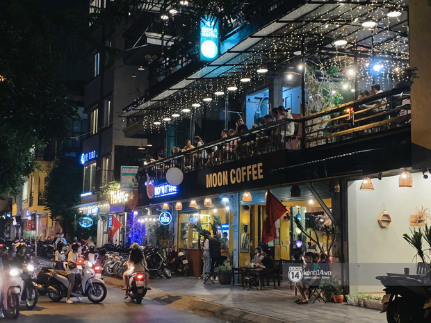 Các quán cà phê mạn Nguyễn Đình Thi là địa điểm chill quen thuộc của nhiều người