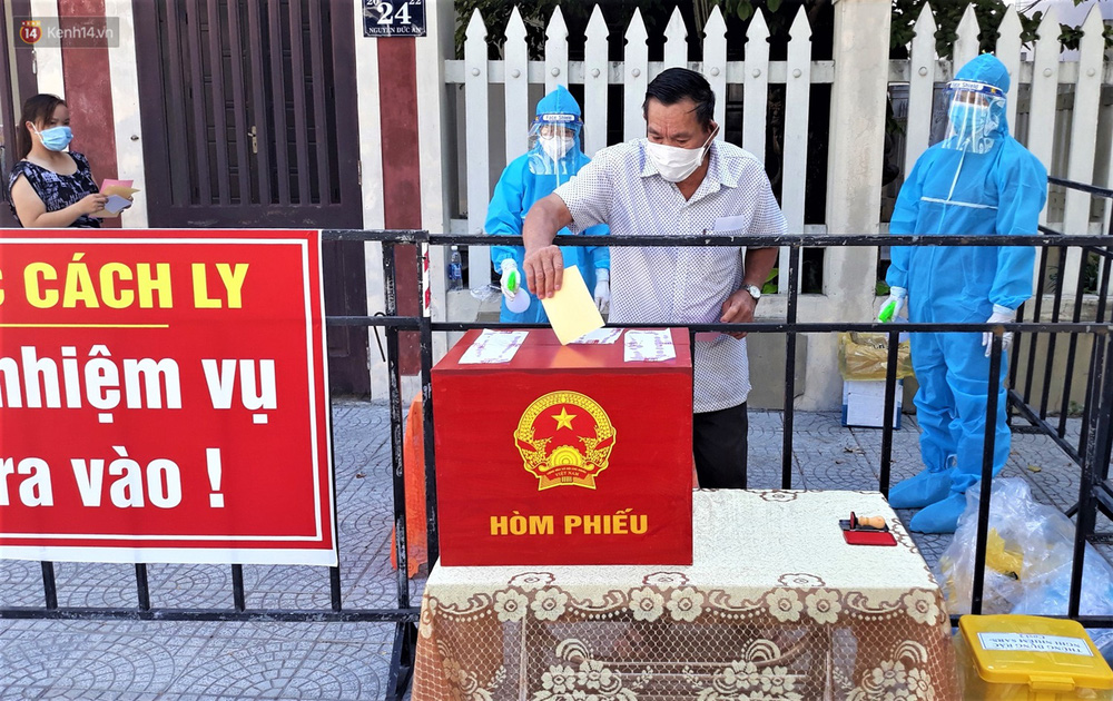 Cử tri trong khu dân cư bị phong tỏa y tế trên tuyến đường Nguyễn Đức An, phường Phước Mỹ, quận Sơn Trà bỏ phiếu bầu cử