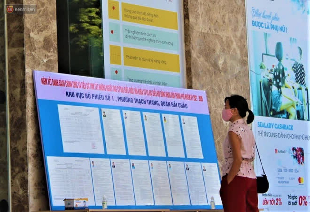 Danh sách các đại biểu được đặt trong khu cách ly để người dân đọc tìm hiểu về những lãnh đạo mà mình muốn bầu