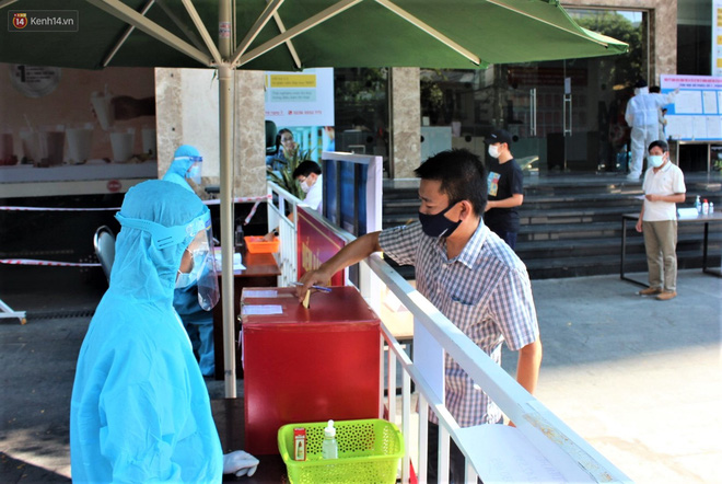 Toàn bộ khu vực bầu cử được phun hóa chất khử khuẩn trước khi bỏ phiếu. Hòm phiếu phụ, phiếu bầu cử, thùng rác được sát khuẩn y tế, có một hàng rào ngăn cách với khu cách ly