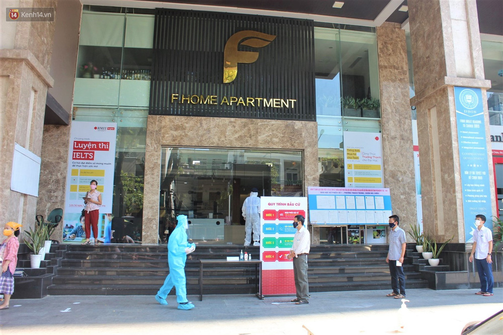 Cư dân sống tại chung cư F. HOME - nơi đang bị phong tỏa vì liên quan đến nhiều ca Covid-19, xếp hàng chờ đến lượt được bỏ phiếu bầu cử