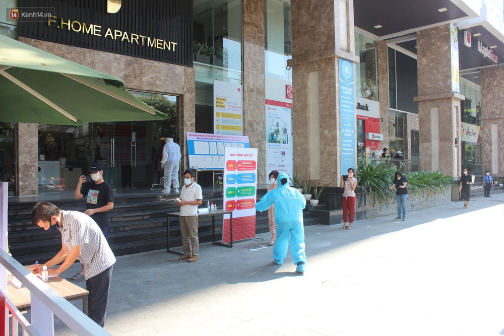 Theo ghi nhận của PV, các cử tri là những người dân sống trong khu cách ly và các cán bộ đang làm nhiệm vụ phòng chống Covid-19 đều vui vẻ, tự giác thực hiện quyền công dân của mình