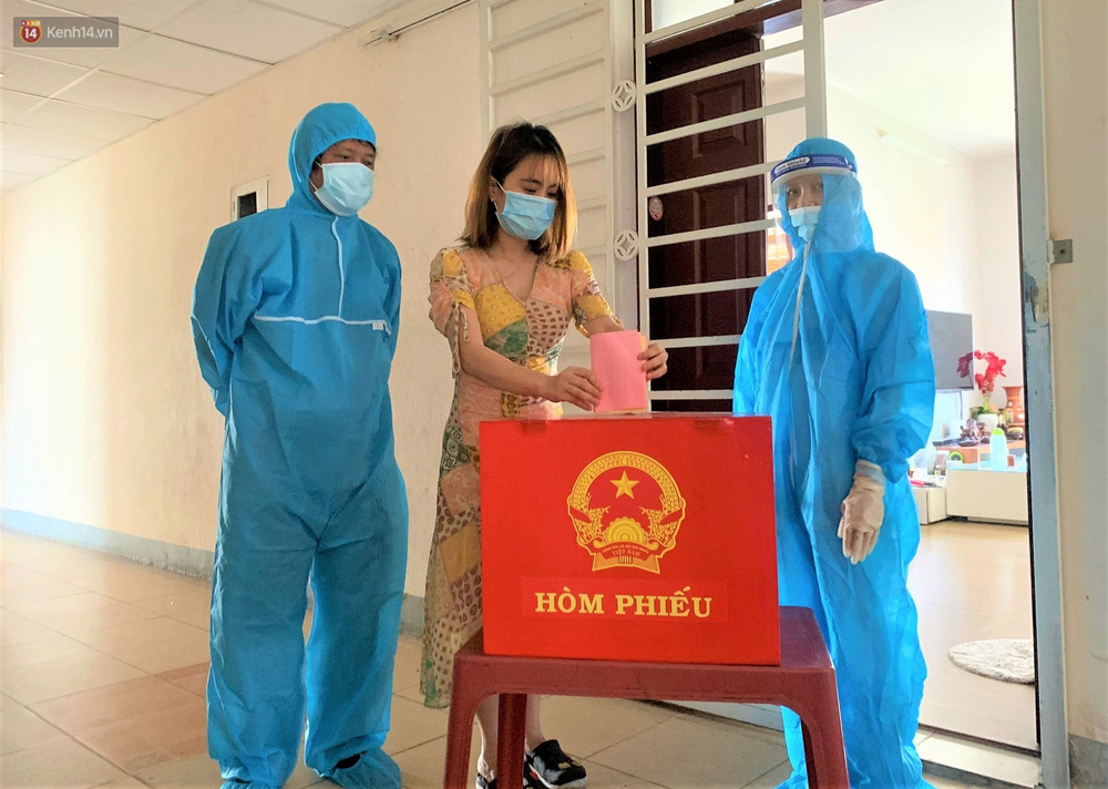 Một thùng phiếu được đưa đến tận nhà để người đang bị cách ly có thể dễ dàng thực hiện quyền lợi công dân của mình