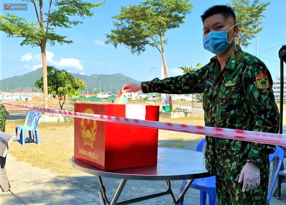 Cử tri làm nhiệm vụ tại khu cách ly y tế tập trung, chốt kiểm soát dịch ở Đà Nẵng thực hiện quyền công dân