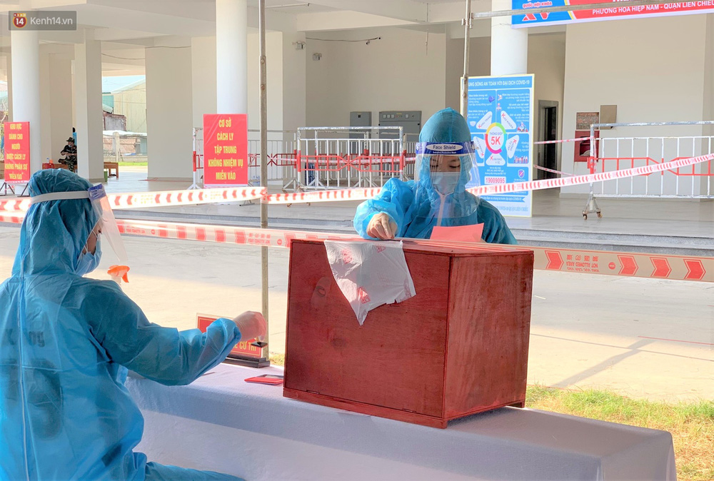 Nhân viên y tế làm nhiệm vụ tại khu cách ly y tế tập trung Ký túc xá phía tây TP Đà Nẵng (phường Hòa Hiệp Nam, quận Liên Chiểu) bỏ phiếu bầu cử