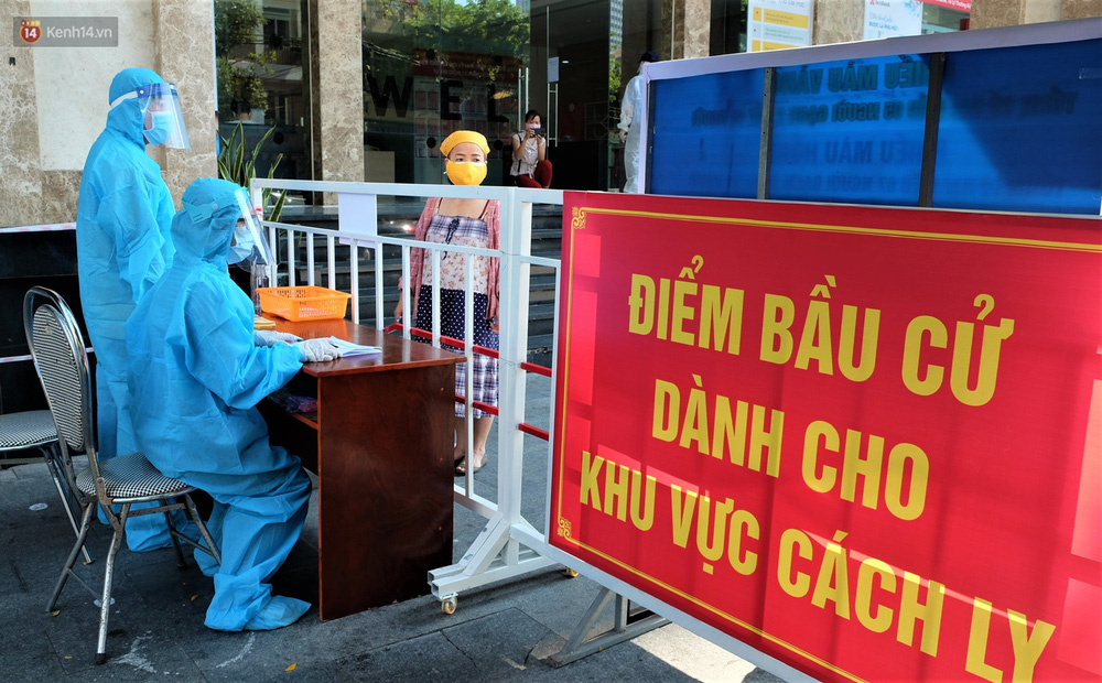 Công tác tổ chức bầu cử cho cử tri đang thực hiện cách ly y tế được cán bộ các tổ bầu cử cùng các nhân viên y tế bảo đảm an toàn phòng, chống dịch vừa đúng quy định pháp luật về bầu cử