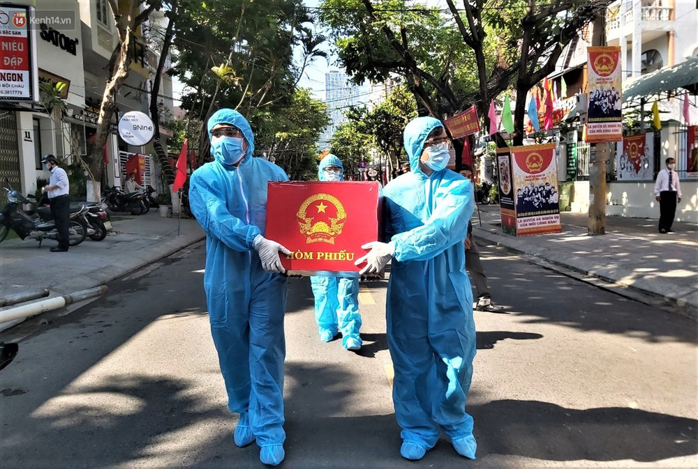 Nhân viên y tế, nhân viên tổ bầu cử số 6 phường Mỹ An, quận Ngũ Hành Sơn đưa thùng phiếu đến khu cách ly