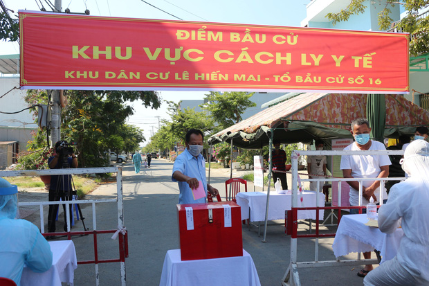 Người dân tại khu cách ly vì dịch Covid-19 ở Đà Nẵng bỏ phiếu bầu cử