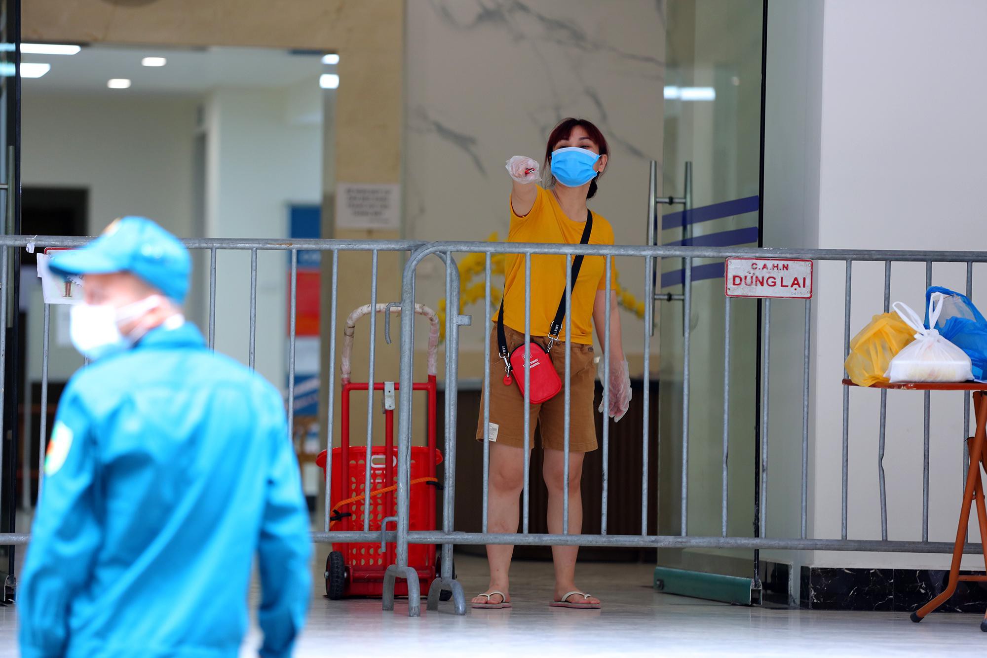 Lực lượng chức năng tiến hành công tác truy vết, phòng chống dịch COVID-19.