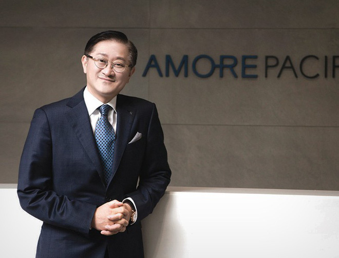 Seo Min Jung (trái) được ca ngợi là cô con gái rượu vừa xinh đẹp lại giỏi giang của Chủ tịch Seo Kyung-bae (phải)