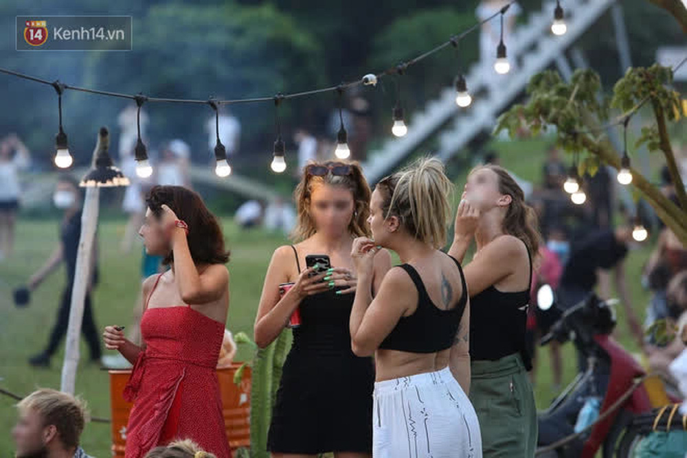 Một số vị khách nước ngoài cũng có mặt