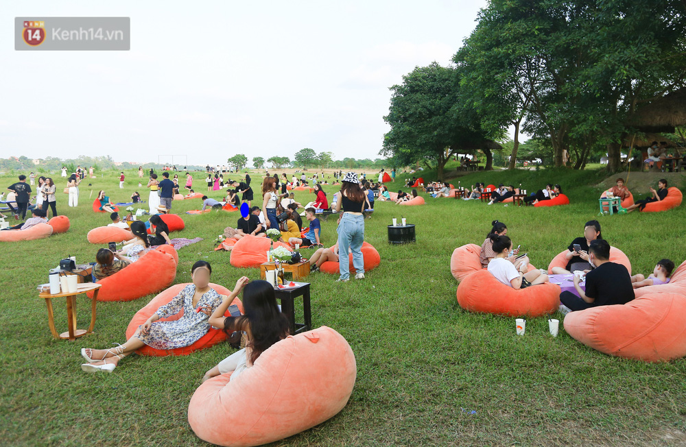 Những chiếc ghế bằng vải cũng được trải đầy ra làm nơi nghỉ chân, uống nước